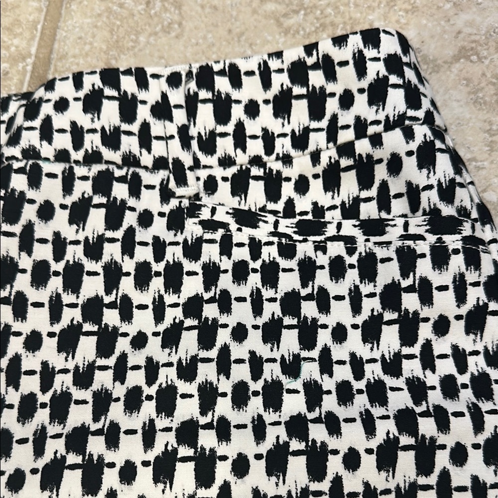 Like New!!White House Black Market Black and White Flat Front Shorts​ - Picture 3 of 10